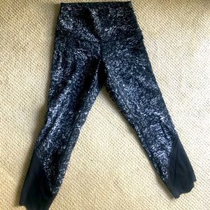 Lululemon Athletica legging scalloped crop 23” size 6